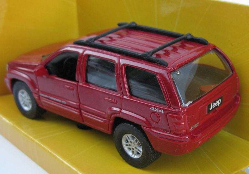 A HIGHLY DETAILED 1:42 SCALE DIE CAST METAL MODEL OF THE JEEP GRAND CHEROKEE BY MAISTO !!