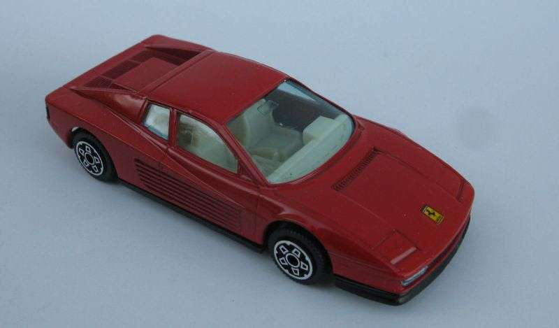 A SLEEK 1:43 SCALE DIE CAST METAL MODEL OF THE 1984 FERRARI TESTAROSSA BY BURAGO ITALY !! WOW !!