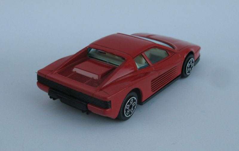 A SLEEK 1:43 SCALE DIE CAST METAL MODEL OF THE 1984 FERRARI TESTAROSSA BY BURAGO ITALY !! WOW !!