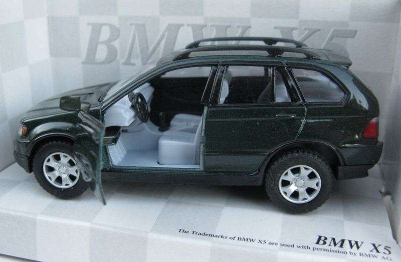 A HIGHLY DETAILED 1:36 SCALE DIE CAST METAL MODEL OF THE BMW X5 BY KINSMART...BOXED...WOW !!