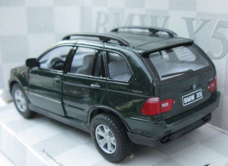 A HIGHLY DETAILED 1:36 SCALE DIE CAST METAL MODEL OF THE BMW X5 BY KINSMART...BOXED...WOW !!