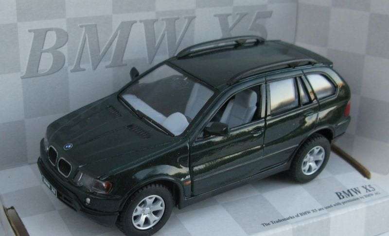 A HIGHLY DETAILED 1:36 SCALE DIE CAST METAL MODEL OF THE BMW X5 BY KINSMART...BOXED...WOW !!