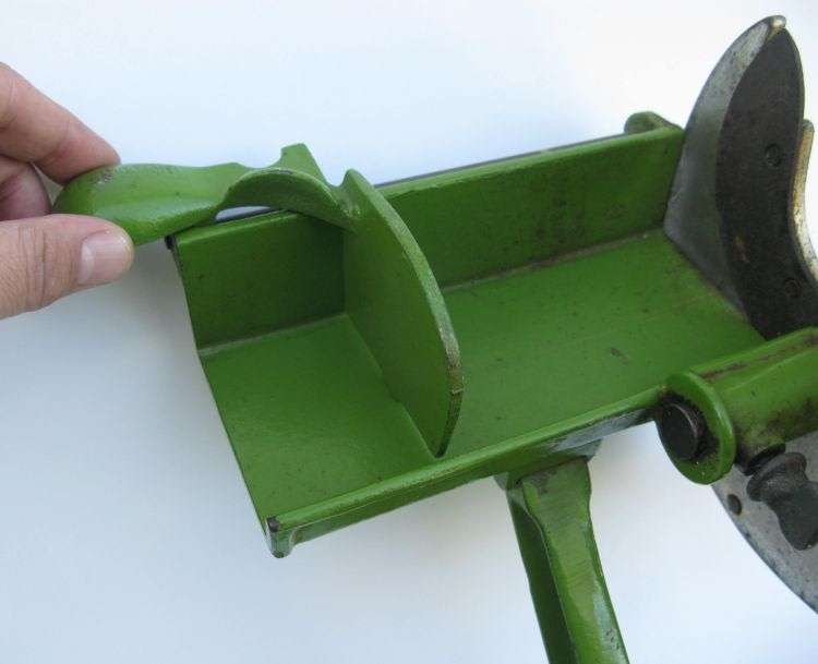 BRILLIANT RARE VINTAGE MEAT SLICER BY BEATRICE ENGLAND ...CAST IRON WITH COUNTER CLAMP ...WOW !!!!