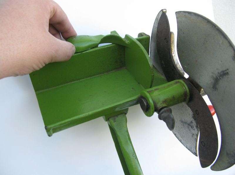 BRILLIANT RARE VINTAGE MEAT SLICER BY BEATRICE ENGLAND ...CAST IRON WITH COUNTER CLAMP ...WOW !!!!