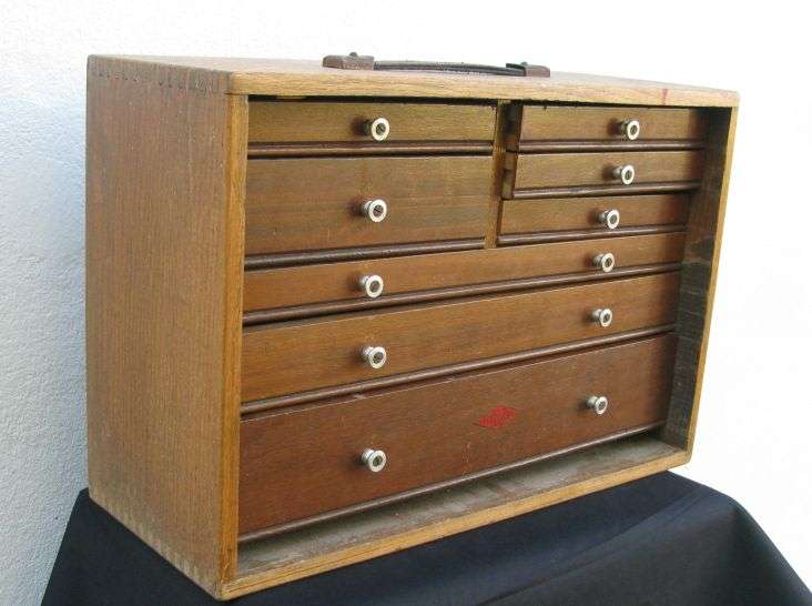 A COOL VINTAGE TOOL CHEST PERFECT FOR THE COLLECTOR OF COINS , POCKET KNIVES , MEDALS ETC !!