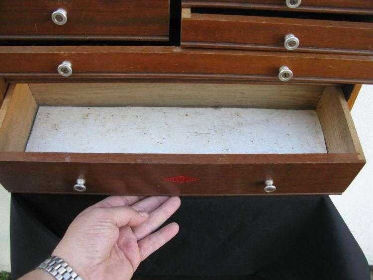A COOL VINTAGE TOOL CHEST PERFECT FOR THE COLLECTOR OF COINS , POCKET KNIVES , MEDALS ETC !!