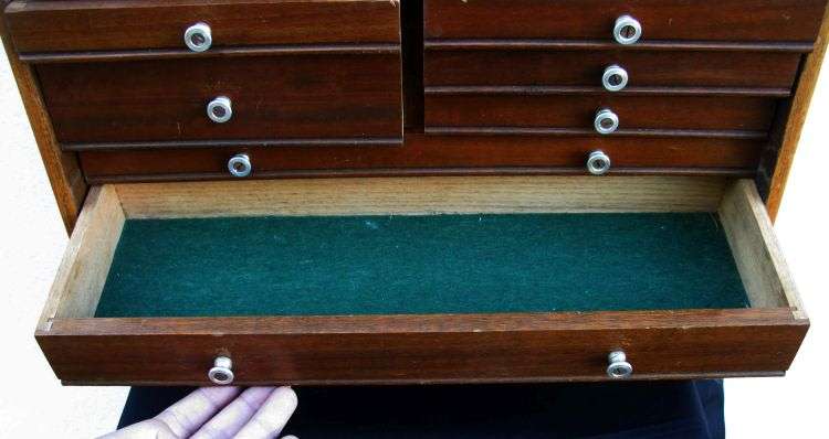 A COOL VINTAGE TOOL CHEST PERFECT FOR THE COLLECTOR OF COINS , POCKET KNIVES , MEDALS ETC !!