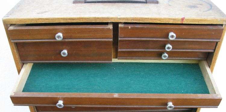 A COOL VINTAGE TOOL CHEST PERFECT FOR THE COLLECTOR OF COINS , POCKET KNIVES , MEDALS ETC !!
