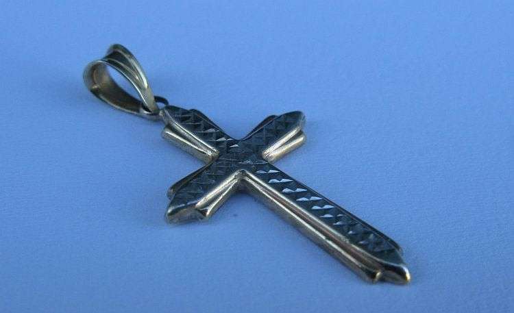 A LOVELY ELEGANT 9 CARAT WHITE AND YELLOW GOLD CROSS PENDANT WITH TEXTURED DETAIL...NICE !!