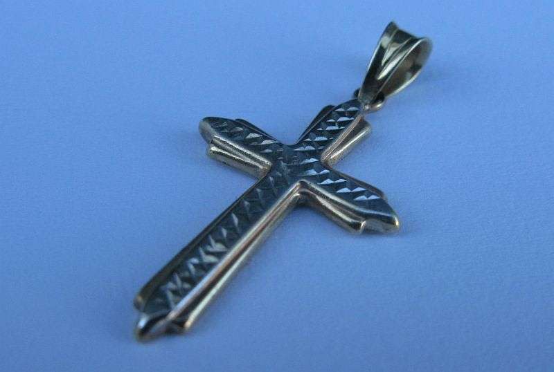 A LOVELY ELEGANT 9 CARAT WHITE AND YELLOW GOLD CROSS PENDANT WITH TEXTURED DETAIL...NICE !!