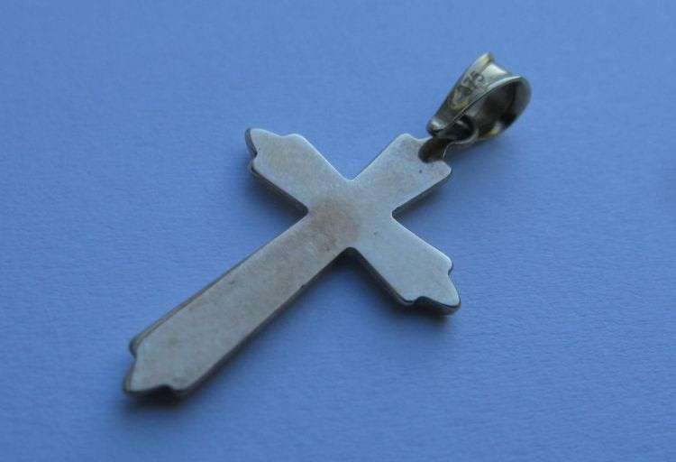 A LOVELY ELEGANT 9 CARAT WHITE AND YELLOW GOLD CROSS PENDANT WITH TEXTURED DETAIL...NICE !!