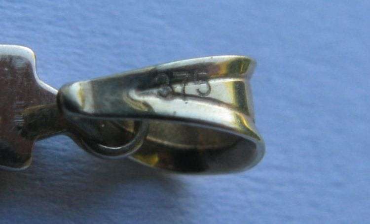 A LOVELY ELEGANT 9 CARAT WHITE AND YELLOW GOLD CROSS PENDANT WITH TEXTURED DETAIL...NICE !!