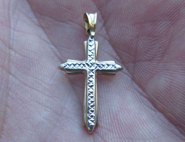 A LOVELY ELEGANT 9 CARAT WHITE AND YELLOW GOLD CROSS PENDANT WITH TEXTURED DETAIL...NICE !!