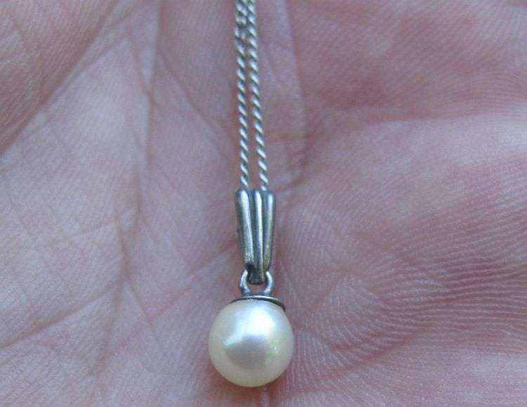 AN ELEGANT STERLING SILVER GENUINE PEARL PENDANT NECKLACE PLUS ROUND LINK BRACELET ...BONUS PADLOCK