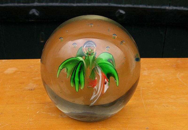 EXCELLENT & RARE !! A VINTAGE SOLID GLASS PAPERWEIGHT WITH GREEN FLOWER AND 3 ANGEL FISH !! WOW !!