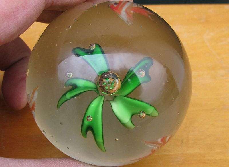 EXCELLENT & RARE !! A VINTAGE SOLID GLASS PAPERWEIGHT WITH GREEN FLOWER AND 3 ANGEL FISH !! WOW !!
