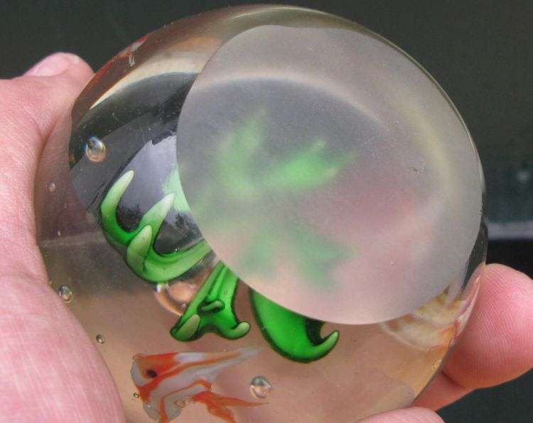 EXCELLENT & RARE !! A VINTAGE SOLID GLASS PAPERWEIGHT WITH GREEN FLOWER AND 3 ANGEL FISH !! WOW !!