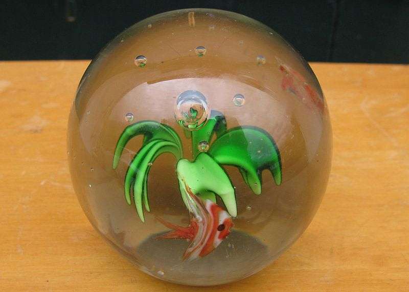 EXCELLENT & RARE !! A VINTAGE SOLID GLASS PAPERWEIGHT WITH GREEN FLOWER AND 3 ANGEL FISH !! WOW !!