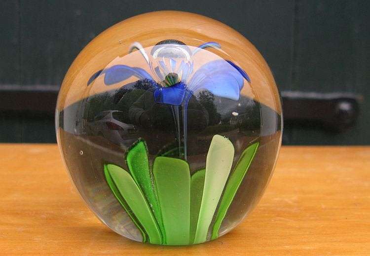 REFRESHINGLY CLEAR ...A VINTAGE SOLID GLASS PAPERWEIGHT WITH PERFECT FLORAL DETAIL...LOVELY !!