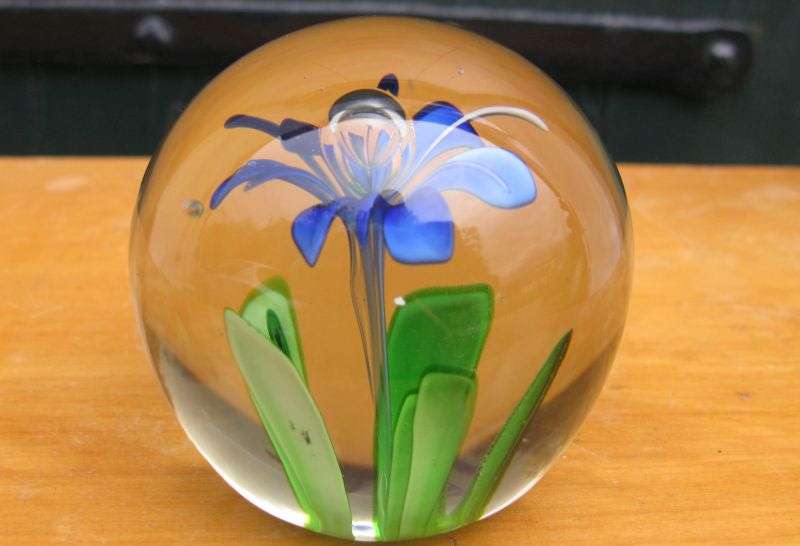 REFRESHINGLY CLEAR ...A VINTAGE SOLID GLASS PAPERWEIGHT WITH PERFECT FLORAL DETAIL...LOVELY !!