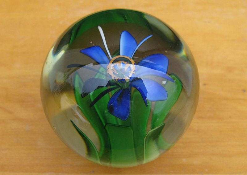 REFRESHINGLY CLEAR ...A VINTAGE SOLID GLASS PAPERWEIGHT WITH PERFECT FLORAL DETAIL...LOVELY !!