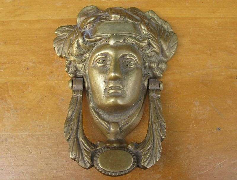 A BEAUTIFULLY DETAILED VINTAGE ROMANESQUE SOLID BRASS / BRONZE DOOR KNOCKER !! WHAT A FIND !!