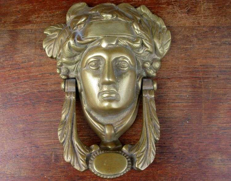 A BEAUTIFULLY DETAILED VINTAGE ROMANESQUE SOLID BRASS / BRONZE DOOR KNOCKER !! WHAT A FIND !!