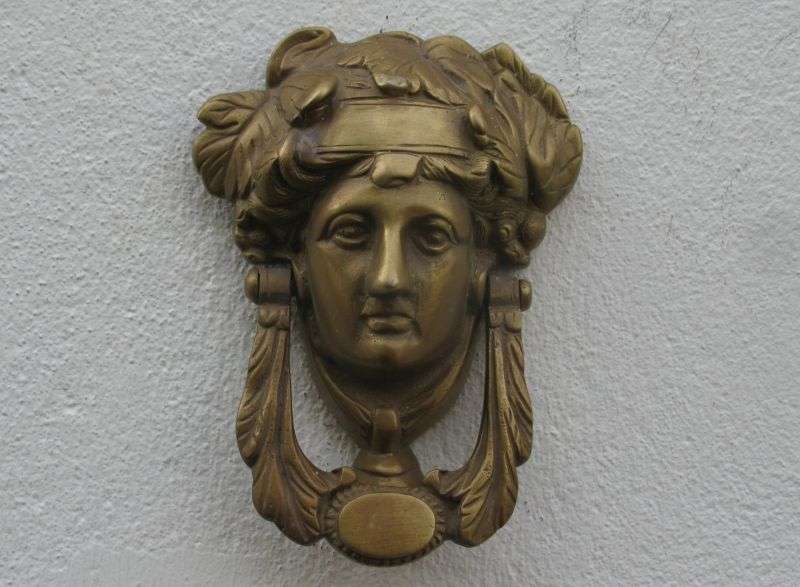 A BEAUTIFULLY DETAILED VINTAGE ROMANESQUE SOLID BRASS / BRONZE DOOR KNOCKER !! WHAT A FIND !!