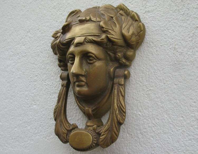 A BEAUTIFULLY DETAILED VINTAGE ROMANESQUE SOLID BRASS / BRONZE DOOR KNOCKER !! WHAT A FIND !!