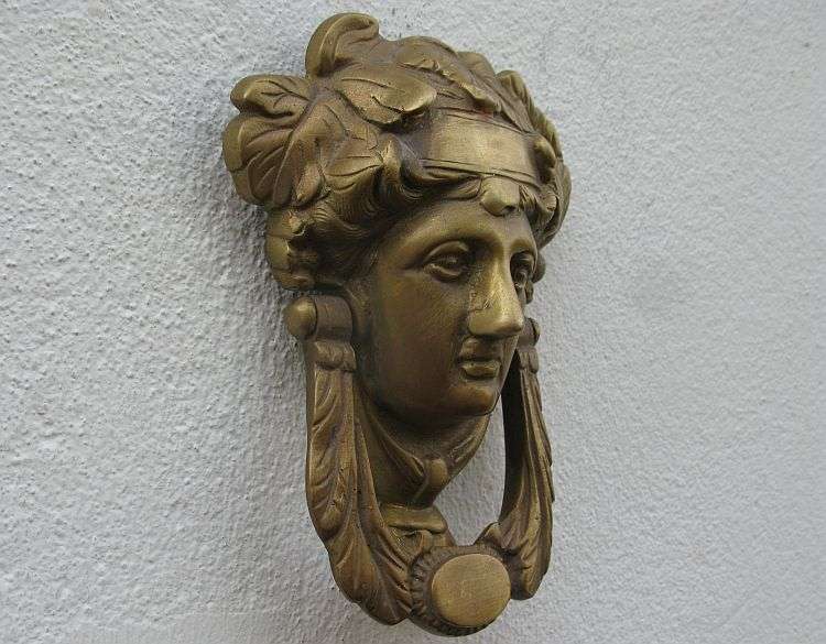 A BEAUTIFULLY DETAILED VINTAGE ROMANESQUE SOLID BRASS / BRONZE DOOR KNOCKER !! WHAT A FIND !!