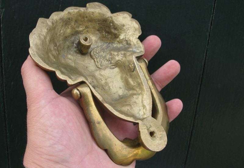 A BEAUTIFULLY DETAILED VINTAGE ROMANESQUE SOLID BRASS / BRONZE DOOR KNOCKER !! WHAT A FIND !!