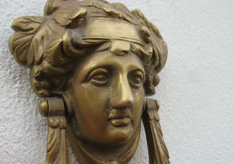 A BEAUTIFULLY DETAILED VINTAGE ROMANESQUE SOLID BRASS / BRONZE DOOR KNOCKER !! WHAT A FIND !!