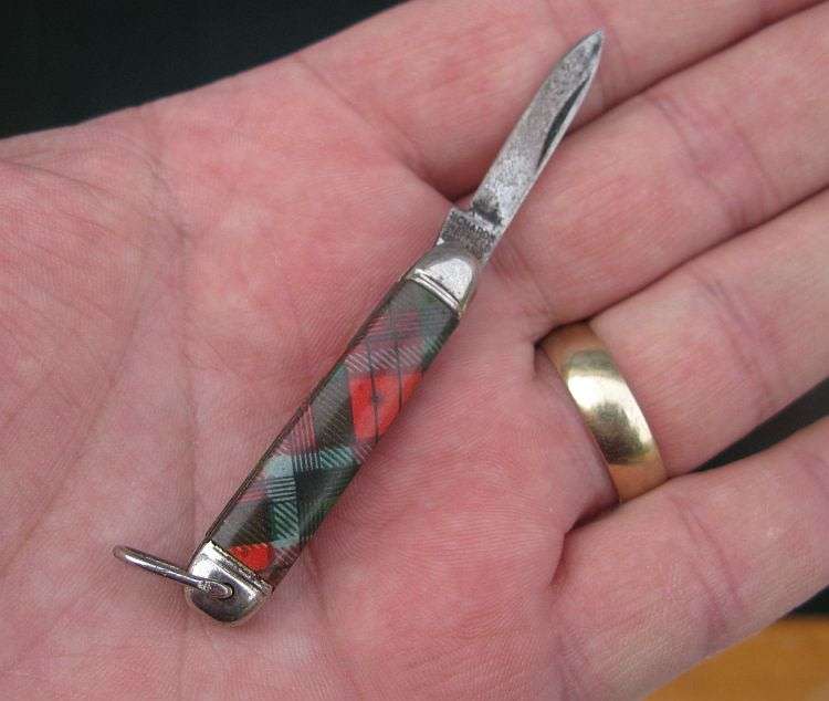 COOL !! THREE VINTAGE POCKET KNIVES INCLUDING GERMAN OKAPI AND A RICHARDS ...BID FOR THE LOT !! WOW