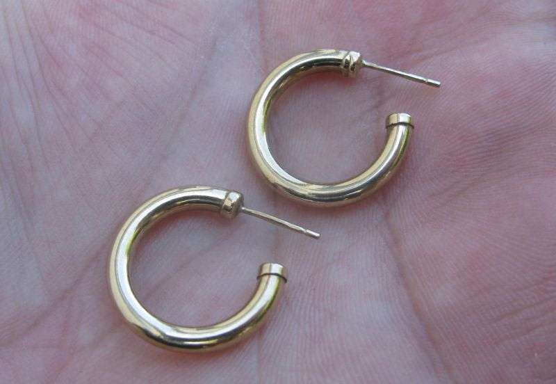 A FABULOUS GOOD QUALITY PAIR OF 9CT YELLOW GOLD EARRINGS IN SUPERB CONDITION ...MUST SEE !!