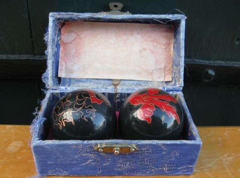 A GREAT LOOKING PAIR OF VINTAGE CHINESE "STRESS BALLS" IN A WELL WORN BOX ...DRAGON & ROOSTER THEME
