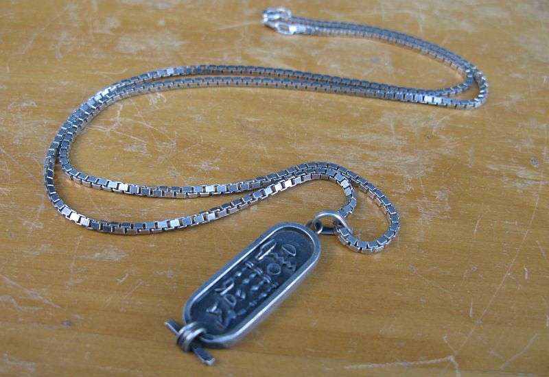 A MARVELOUS QUALITY STERLING SILVER NECKLACE WITH A HALLMARKED SOLID SILVER EGYPT THEME PENDANT