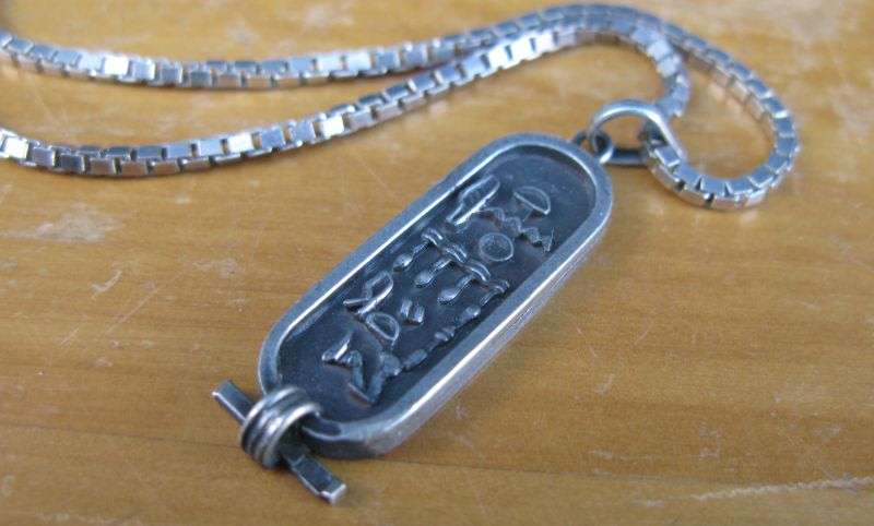 A MARVELOUS QUALITY STERLING SILVER NECKLACE WITH A HALLMARKED SOLID SILVER EGYPT THEME PENDANT
