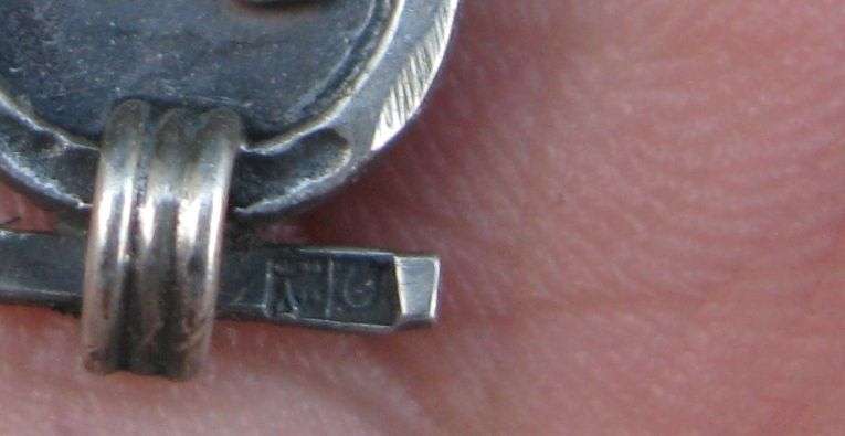 A MARVELOUS QUALITY STERLING SILVER NECKLACE WITH A HALLMARKED SOLID SILVER EGYPT THEME PENDANT