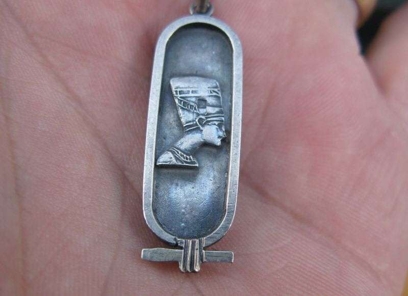 A MARVELOUS QUALITY STERLING SILVER NECKLACE WITH A HALLMARKED SOLID SILVER EGYPT THEME PENDANT
