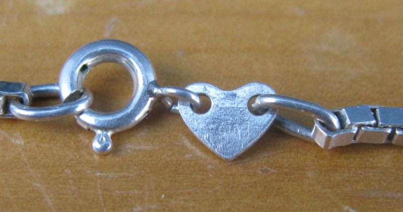 A MARVELOUS QUALITY STERLING SILVER NECKLACE WITH A HALLMARKED SOLID SILVER EGYPT THEME PENDANT