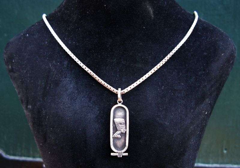 A MARVELOUS QUALITY STERLING SILVER NECKLACE WITH A HALLMARKED SOLID SILVER EGYPT THEME PENDANT