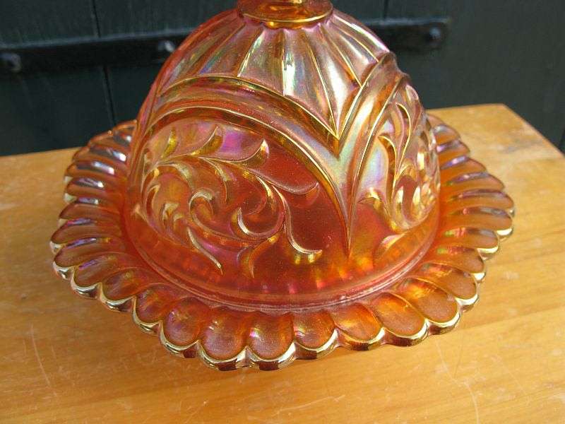 A MAGNIFICENT RARE OLD GENUINE CARNIVAL GLASS CHEESE DISH WITH STUNNING PATTERN...GREAT CONDITION !!