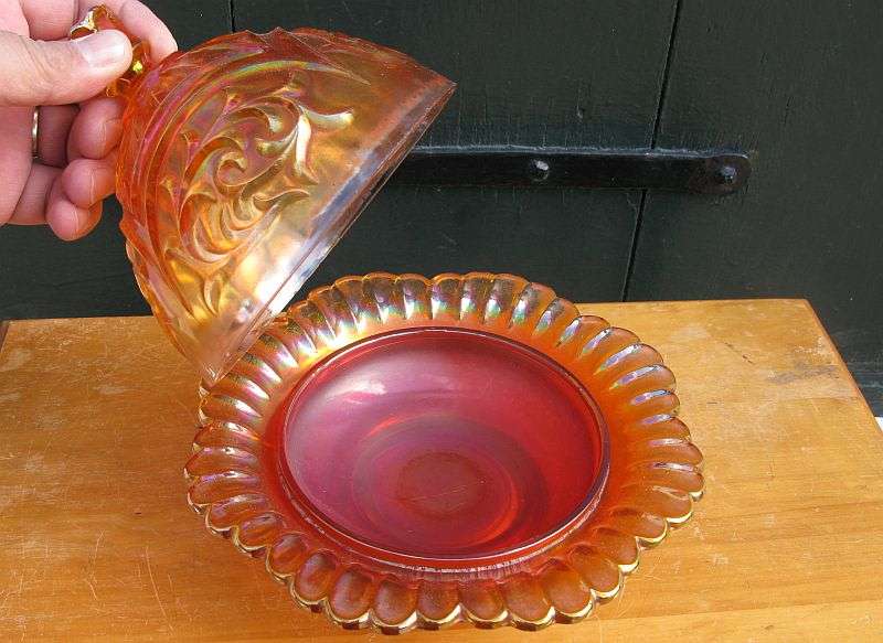 A MAGNIFICENT RARE OLD GENUINE CARNIVAL GLASS CHEESE DISH WITH STUNNING PATTERN...GREAT CONDITION !!