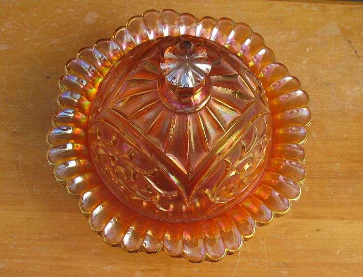 A MAGNIFICENT RARE OLD GENUINE CARNIVAL GLASS CHEESE DISH WITH STUNNING PATTERN...GREAT CONDITION !!
