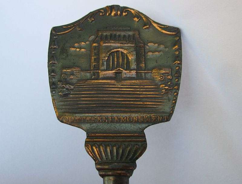 A RARELY SEEN COMMEMORATIVE METAL KEY FEATURING THE VOORTREKKER MONUMENT & UNION BUILDING ...COOL !!