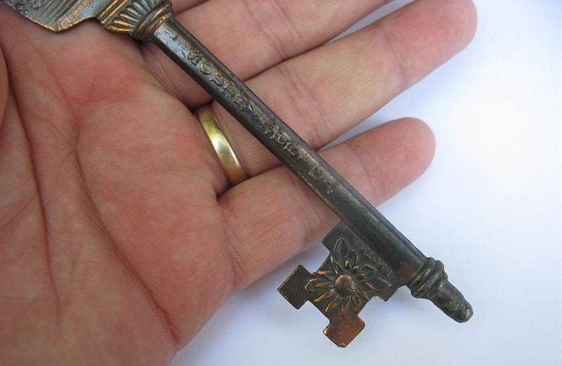 A RARELY SEEN COMMEMORATIVE METAL KEY FEATURING THE VOORTREKKER MONUMENT & UNION BUILDING ...COOL !!