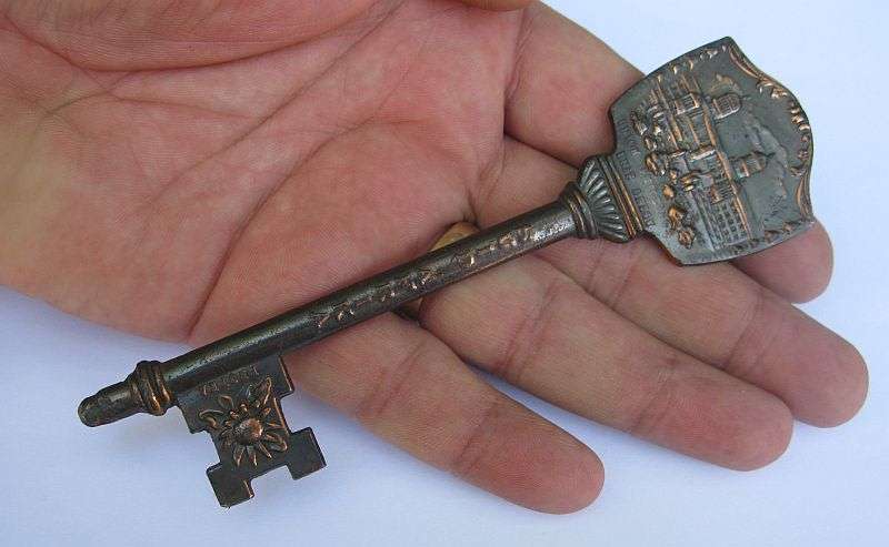 A RARELY SEEN COMMEMORATIVE METAL KEY FEATURING THE VOORTREKKER MONUMENT & UNION BUILDING ...COOL !!