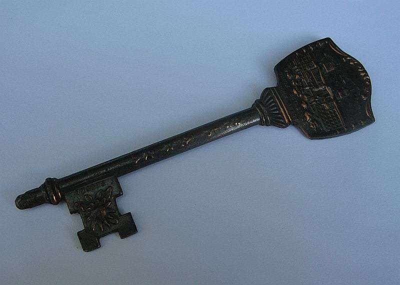 A RARELY SEEN COMMEMORATIVE METAL KEY FEATURING THE VOORTREKKER MONUMENT & UNION BUILDING ...COOL !!