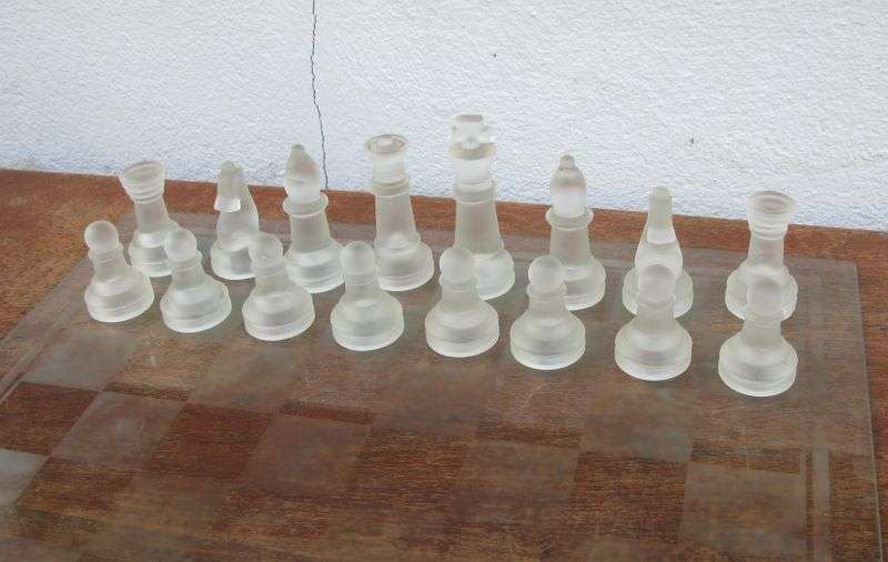 WOW !! A LARGE VINTAGE FROSTED AND CLEAR GLASS CHESS SET !!
