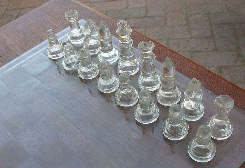 WOW !! A LARGE VINTAGE FROSTED AND CLEAR GLASS CHESS SET !!